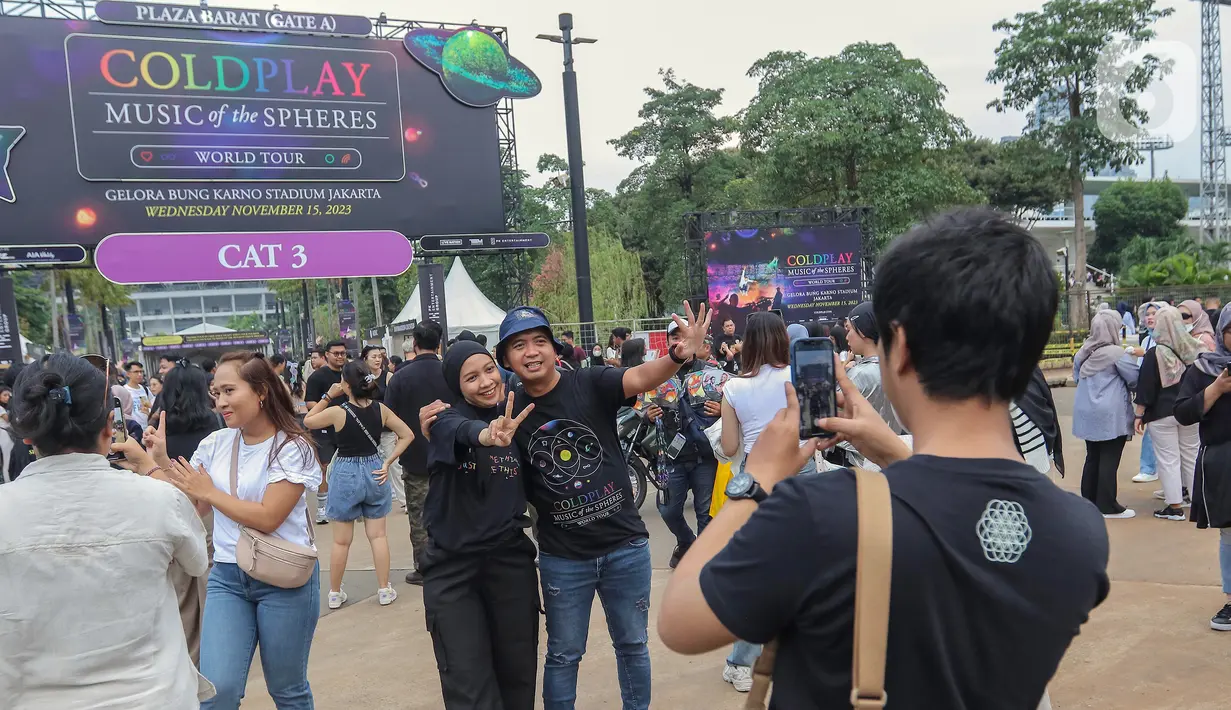 Fans dari berbagai wilayah di Tanah Air, sengaja datang lebih awal karena takut berdesakan akibat antrean panjang. (Liputan6.com/Angga Yuniar)