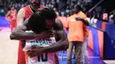 <p>Pebasket Pantai Gading, Amadou Sidibe (kanan) memeluk rekannya, Solo Diabate saat merayakan kemenangan atas Iran pada laga kedua Grup G Piala Dunia FIBA 2023 di Indonesia Arena, Senayan, Jakarta, Senin (28/08/2023). (Bola.com/Bagaskara Lazuardi)</p>
