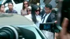 Didampingi kuasa hukumnya Hotman Paris Hutapea, Syahrini akhirnya mendatangi Gedung Bareskrim Mabes Polri di Jalan Trunojoyo, Kebayoran Baru, Jakarta Selatan.
