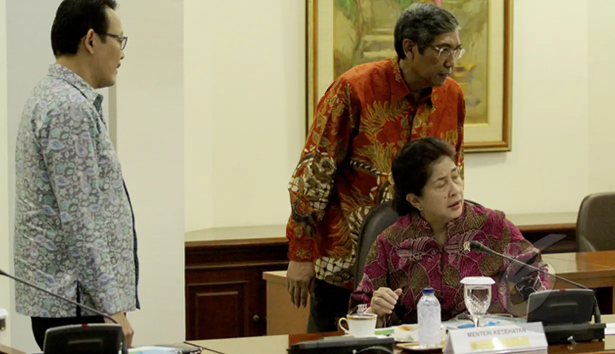 Menteri Kesehatan, Nila F Moeloek (duduk) saat mengikuti rapat terbatas bersama Presiden Joko Widodo di Komplek Istana Kepresidenan, Jakarta, Jumat (27/2/2015). Rapat membahas tentang keluhan masyarakat mengenai biaya BPJS.  (Liputan6.com/Faizal Fanani)