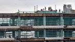 Pekerja menyelesaikan pembangunan gedung bertingkat di kawasan Jalan Jenderal Sudirman, Jakarta, Rabu (23/11/2022). Menteri Ketenagakerjaan Ida Fauziyah mengungkapkan, berdasarkan data BPJS Ketenagakerjaan yang dihitung sejak Januari-Maret 2022 angka kecelakaan kerja tercatat sebanyak 61.805 kasus yang didominasi oleh kelompok usia muda 20-25 tahun sehingga diperlukan upaya pendekatan dan promosi preventif terkait Keselamatan dan Kesehatan Kerja (K3) yang lebih intens dan inovatif. (merdeka.com/Iqbal S. Nugroho)