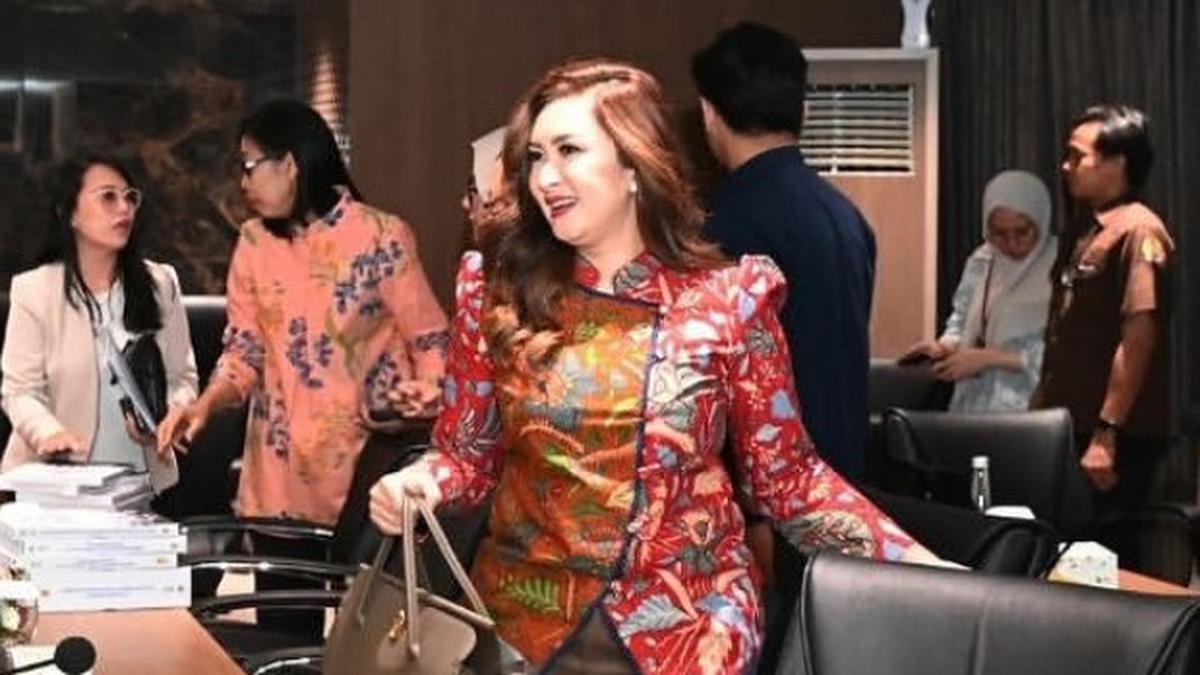 6 Potret Nafa Urbach dengan Batik dan Tenun saat ke Kantor, Gayanya Curi Perhatian