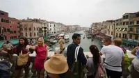 Venesia pada hari Kamis kembali lolos dari daftar situs warisan dunia yang terancam punah versi UNESCO, yang mengundang sorak-sorai kemenangan dari sang wali kota. (AP Photo/Luca Bruno)