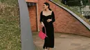 Alika Islamadina tampil begitu elegan dengan sebuah dress berwarna hitam. Dirinya memilih memadukan penampilannya dengan hand bag berwarna pink serta sneakers putih. (Liputan6.com/IG/@alikaislamadina)