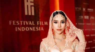 Dalam balutan kebaya warna peach, Anya Geraldine memukau penonton dengan penampilan menawan di red carpet FFI 2023 berkat kerudungnya. Kebaya rancangan Eddy Betty dan kain batik menjadi pilihan yang sempurna, dipadukan dengan kain kerudung senada. (Liputan6.com/IG/@anyageraldine)