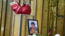 Beberapa barang yang diletakkan oleh para penggemar di luar gedung Muhammad Ali Center sebagai penghormatan kepada sang legenda di Louisville, Kentucky, (8/6/2016). (AFP/Michael B. Thomas)