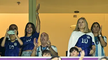 Istri penyerang Argentina Lionel Messi, Antonela Roccuzzo (kedua kiri), ibunya Celia Maria Cuccittini (kedua kanan) dan dua putranya, Thiago (kiri) dan Ciro (ketiga kanan) menunggu Pertandingan semifinal Piala Dunia 2022 antara Argentina melawan Kroasia di Stadion Lusail di Lusail, Doha, Rabu (14/12/2022).  Argentina menang atas Kroasia 3-0. (AFP/Juan Mabromata)