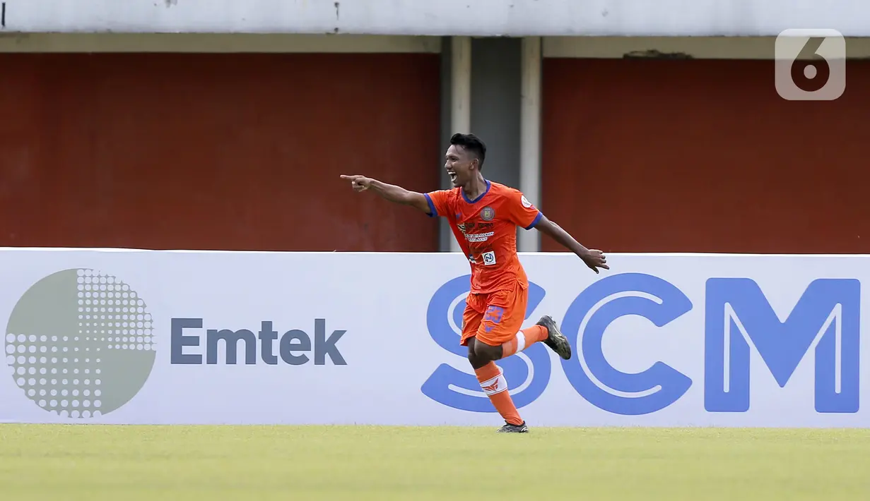 Ekspresi pemain Persiraja Banda Aceh Assanur Rijal setelah mencetak gol pertama ke gawang Persita Tangerang dalam pertandingan babak penyisihan Piala Menpora 2021 di Stadion Maguwoharjo, Sleman, Rabu (24/3/2021). Persiraja menang 3-1. (Bola.com/Arief Bagus)