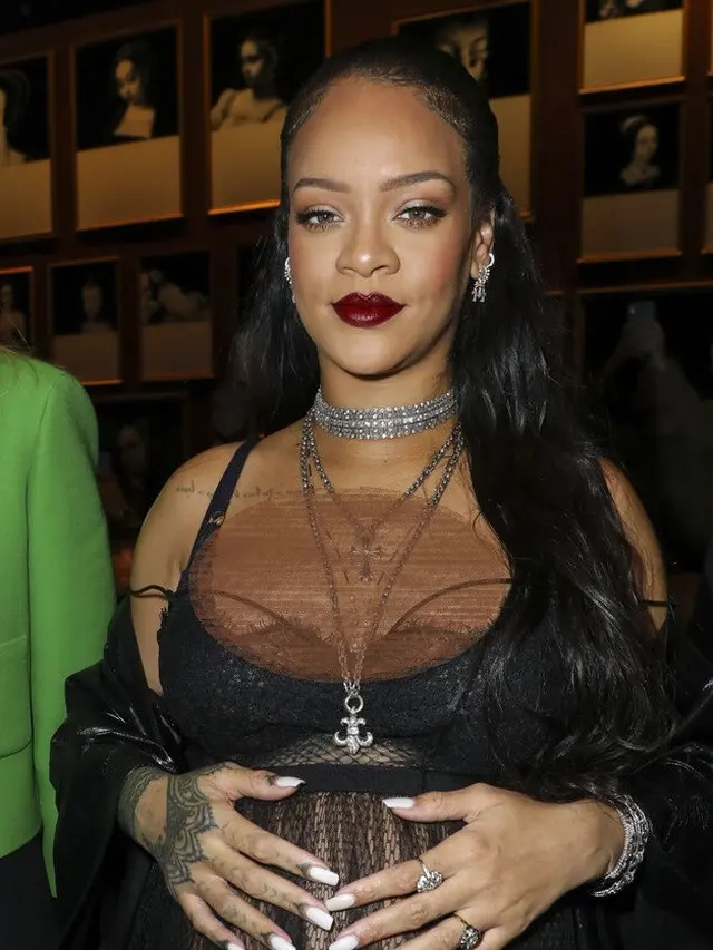 Rihanna di peragaan busana Dior Ready To Wear Fall/Winter 2022-2023. (Vianney Le Caer/Invision/AP)