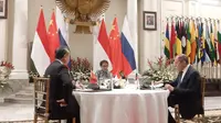 Pertemuan antara Menlu RI Retno Marsudi, diplomat top China Wang Yi, dan Menlu Rusia Sergey Lavrov di Gedung Pancasila, Kemlu RI, Rabu (12/7/2023). Dok: Tommy Kurnia/Liputan6.com