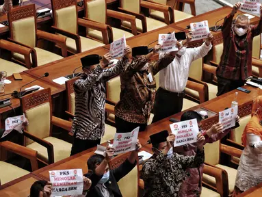 Anggota Fraksi PKS memegang poster bertuliskan “Tolak Kenaikan Harga BBM” saat Rapat Paripurna ke-4 masa persidangan I tahun 2022-2023 di Kompleks Parlemen, Senayan, Jakarta, Selasa (6/9/2022). Seluruh anggota Fraksi PKS DPR RI walk out atau keluar dari ruangan di tengah agenda rapat paripurna DPR RI sebagai bentuk penolakan harga BBM naik. (Liputan6.com/Angga Yuniar)