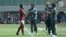 Pelatih Indonesia U-23, Luis Milla (kedua kiri) memberi arahan pada M Hargianto saat melawan Bahrain pada laga PSSI Anniversary 2018 di Stadion Pakansari, Kab Bogor, Jumat (27/4). Babak pertama Indonesia tertinggal 0-1. (Liputan6.com/Helmi Fithriansyah)