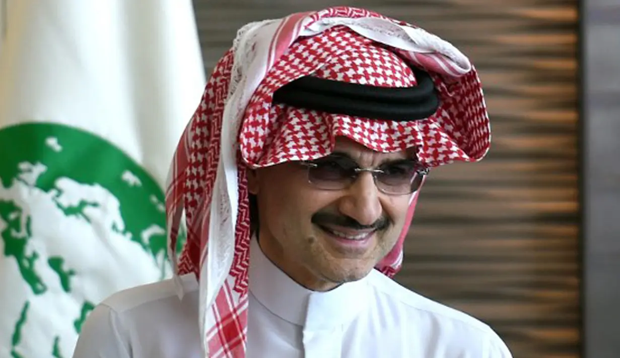 Alwaleed tiba untuk menggelar konferensi pers terkait niat beramalnya di Riyadh, Arab Saudi, Rabu (1/7/2015). Dana senilai USD 32 miliar, atau Rp 427 triliun rencananya akan disalurkan ke Yayasan Al Walid. (AFP/Fayez Nureldine)