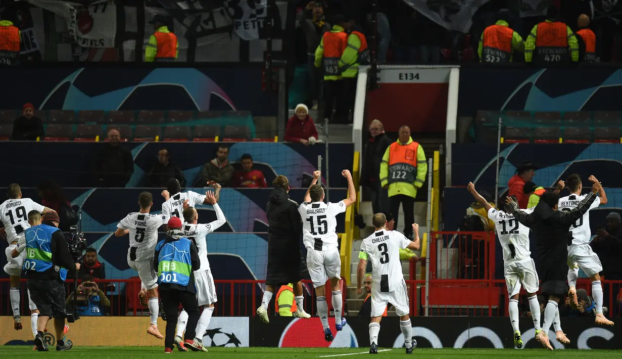 Para pemain Juventus merayakan kemenangan usai pertandingan melawan Manchester United pada grup H Liga Champions di Old Trafford, Inggris (23/10). Juventus menang tipis 1-0 atas MU. (AFP Photo/Oli Scarff)