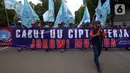 Buruh melakukan aksi unjuk rasa di kawasan Patung Kuda, Jakarta, Rabu (10/11/2021). Buruh menuntut pemerintah untuk mencabut UU Cipta Kerja dan meminta Presiden Joko Widodo atau Jokowi untuk mundur. (merdeka.com/Imam Buhori)