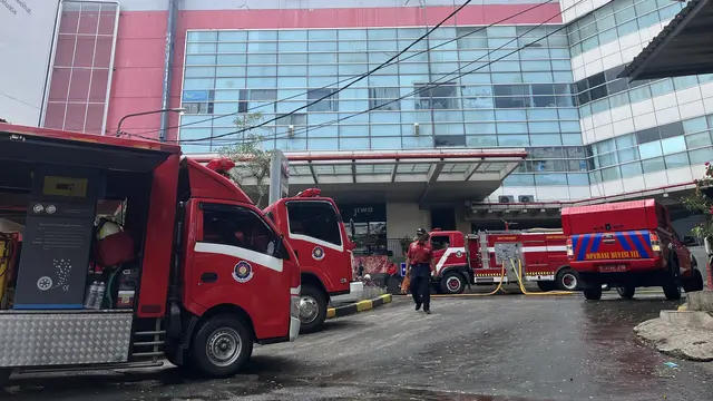 Suku Dinas Penanggulangan Kebakaran dan Penyelamatan (Sudin Gulkarmat) Jakarta Barat masih melakukan pendinginan pasca kebakaran Glodok Plaza, Mangga Besar, Jakarta Barat, Jumat (17/1/2025).