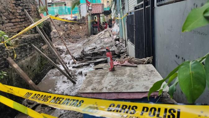 Tembok Sekolah Roboh Jakbar: Kesaksian Percikan Api Tiang Listrik yang Mencekam