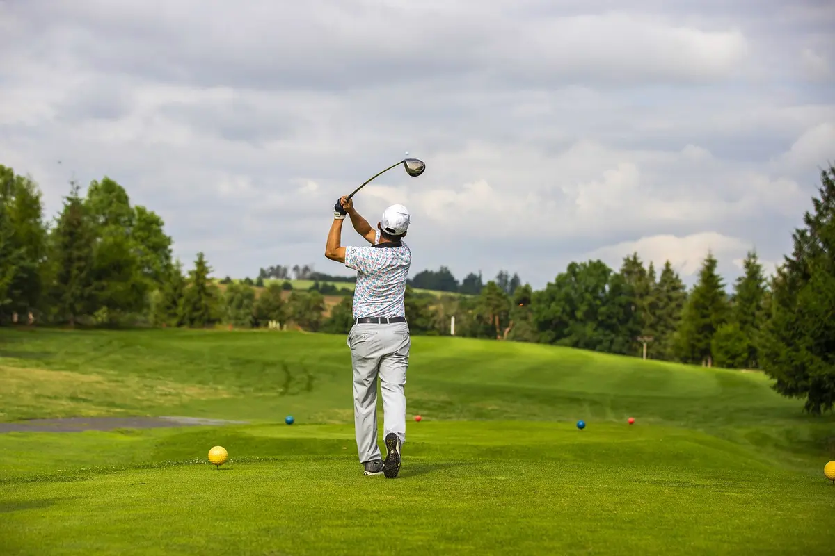 Ilustrasi bermain golf