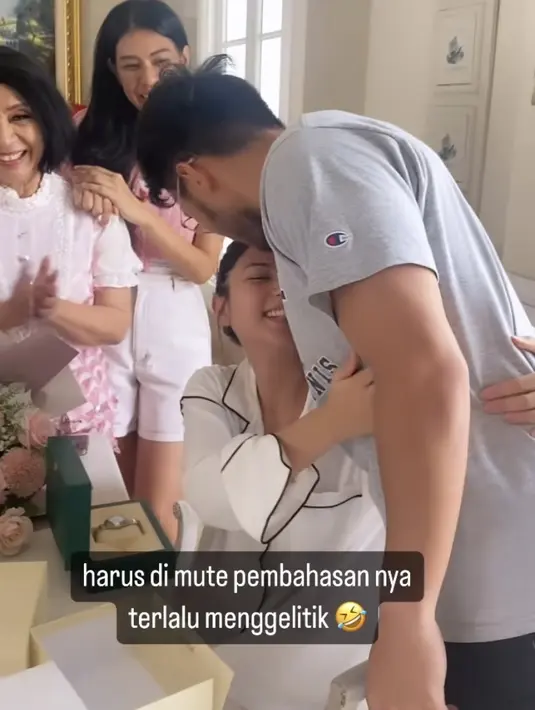 Jessica pun nampak senang dan memeluk sang suami, menjadi momen yang indah di ulang tahun Jessica tahun ini. [Instagram/@hannahaloho]