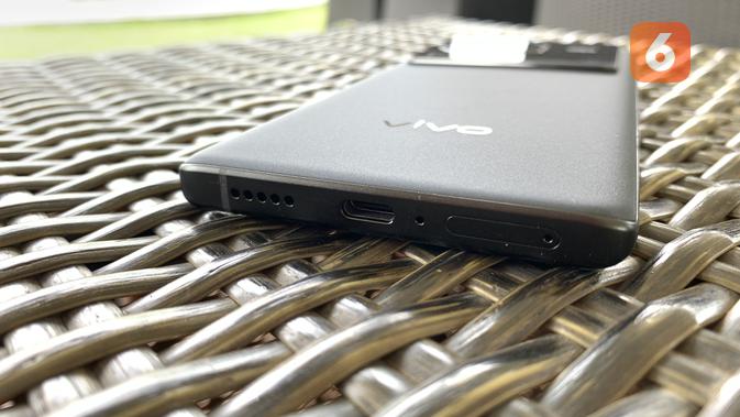 <p>Bagian bawah ponsel Vivo X80 Pro ada slot kartu SIM, port USB-C, dan speaker. (Liputan6.com/ Yuslianson)</p>