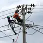 Petugas PLN memperbaiki jaringan listrik di Palu, Sulawesi Tengah, Sabtu (6/10). PT Perusahaan Listrik Negara (PLN) memastikan kondisi listrik di Kota Palu semakin membaik pasca gempa dan tsunami. (Liputan6.com/Fery Pradolo)