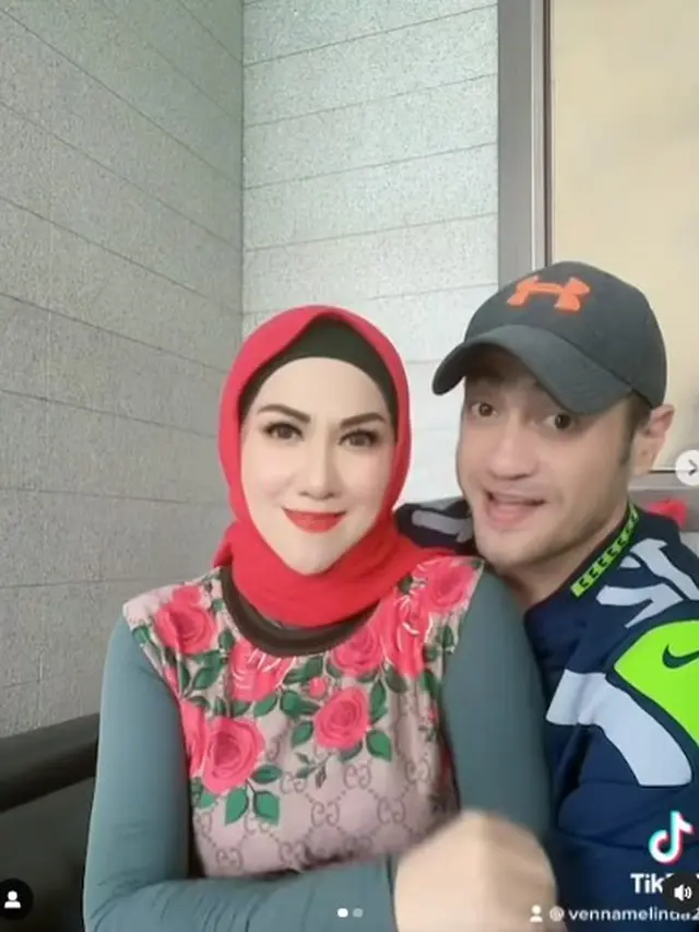 Sempat Dikira Hamil, Ini 7 Potret Mesra Venna Melinda dan Ferry Irawan