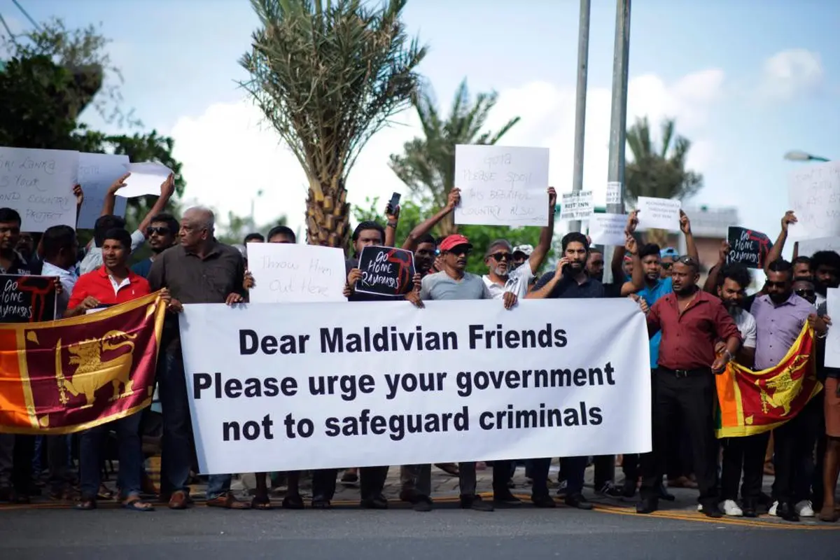 Warga Maldives (Maladewa) protes atas kedatangan Presiden Sri Lanka yang kabur ke negara mereka. (AFP)