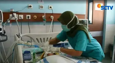 Sinta berumur 27 tahun yang merupkan sang ibu, terus duduk di samping Calista, di ruang ICU khusus anak RSUD Karawang.