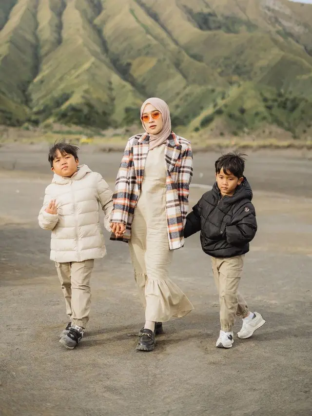 9 Potret Gaya Kompak Ririe Fairus dan Dua Anaknya Saat Liburan ke Bromo