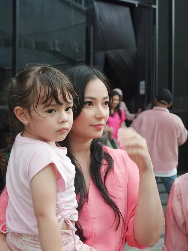 6 Potret Asmirandah Bareng Chloe di Berbagai Acara, Mulai dari Hadiri Launching Produk Sampai Ultah