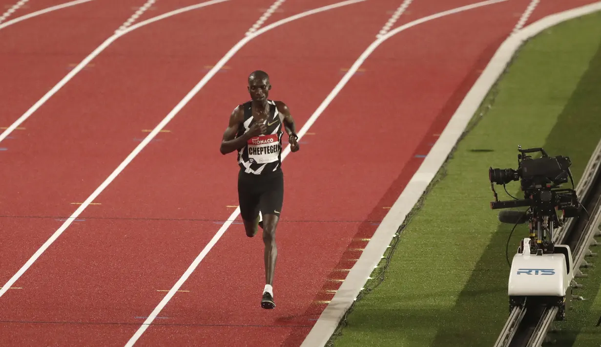 Pelari Uganda Joshua Cheptegei memimpin putaran trek pada final 5.000 meter putra kejuaraan Monaco Diamond League 2020 di Stadion Louis II, Monako, Jumat (14/8/2020). Joshua memecahkan rekor dunia lari 5.000 meter dengan catatan waktu 12:35,36. (Guillaume Horcajuelo/Pool Via AP)