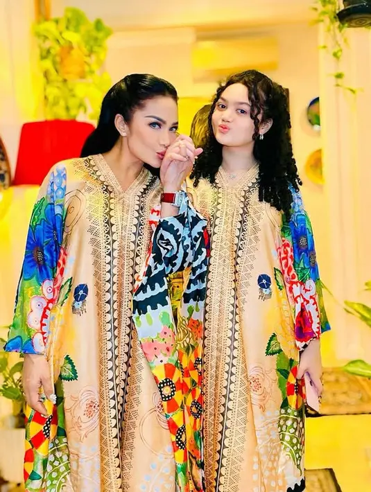 Krisdayanti dan Amora kompak mengenakan kaftan warna dasar gold dengan corak bunga warna-warni. [@krisdayantilemos]