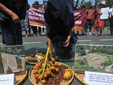 Warga Kabupaten Dairi melakukan aksi teatrikal saat berunjuk rasa di depan Gedung Mahkamah Agung, Jakarta, Selasa (6/8/2024). (merdeka.com/Imam Buhori)