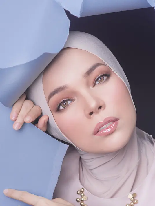 Penyanyi yang kini lebih sering terlibat dalam film maupun sinetron itu juga mengurangi pekerjaan saat Ramadan tiba. Begitu juga tahun ini yang sengaja luangkan banyak waktu untuk keluarga. (Instagram/dewisandra)