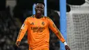 Pemain Real Madrid, Vinicius Junior tertawa saat laga leg 1 babak playoff Liga Champions 2024/2025 melawan Manchester City di Etihad Stadium, Manchester, Inggris, Rabu (12/02/2025) WIB. (AFP/Oli Scarff)