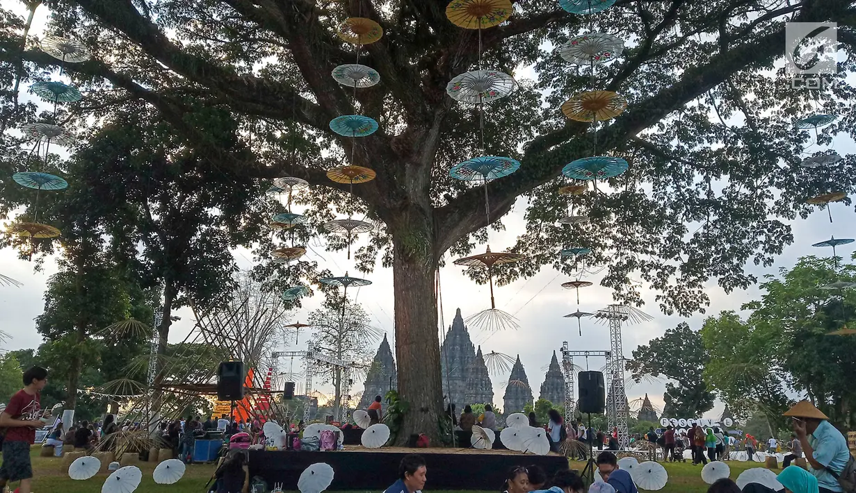 Ratusan payung terpasang selama Festival Payung Indonesia 2019 di Taman Garuda Mandala, Komplek Candi Prambanan, Kabupaten Klaten, Sabtu ( 7/9/2019). Acara ini diadakan secara tahunan dengan peserta dari beberapa provinsi di Indonesia serta dari Spanyol dan Thailand. (Liputan6.com/Gholib)