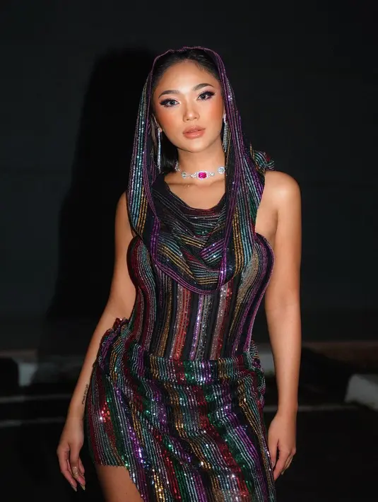 Penampilan dari Marion Jola mengenakan hooded dress juga tak kalah memesona. Ia memilih hooded mini dress berwarna nila penuh kilau. [Foto: Instagram/lalamarionmj]