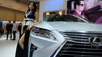 Usher berpose di samping mobil Lexus (Ray/Otosia.com)