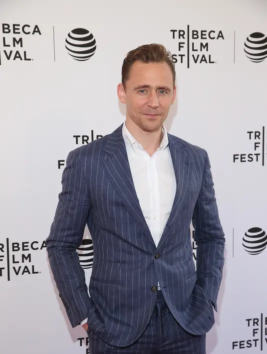 Tak hanya itu saja, Tom Hiddleston sangat sering memperlihatkan keindahan bokongnya dalam drama seri tersebut. Bahkan, warga Inggris menyebutkan dirinya dapat gelar predikat 'Bum'. Bum adalah bokong indah dalam bahasa Inggris. (AFP/Bintang.com)