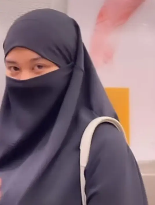 Aaliyah Massaid juga baru saja mengunggah sebuah story yang memperlihatkan dirinya mengenakan abaya hitam. Tak hanya itu, ia juga mengenakan hijab bercadar yang menutupi seluruh wajahnya. [Foto: Instagram/aaliyah.massaid]