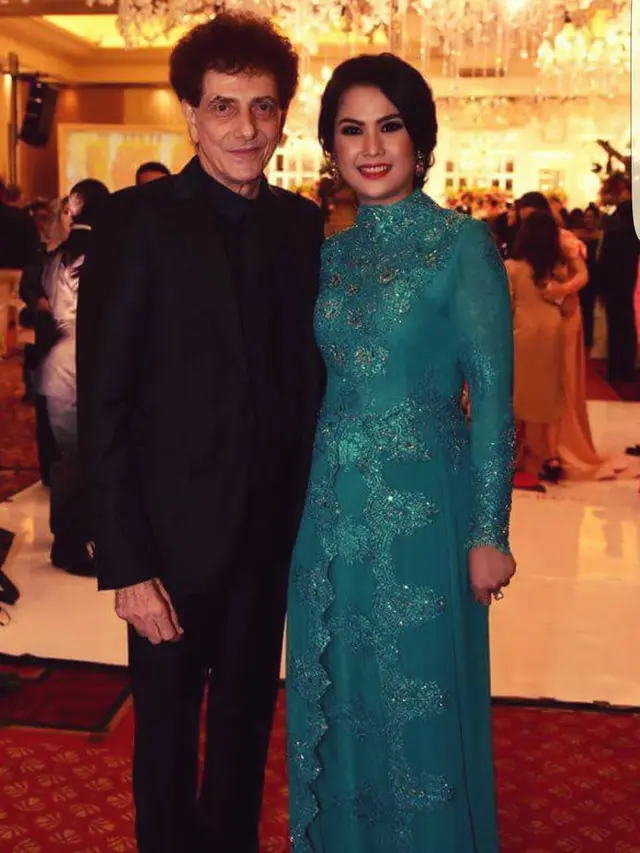 Beda Usia 37 Tahun, Ini 6 Potret Ahmad Albar dan Istri yang Rayakan Anniversary ke-14