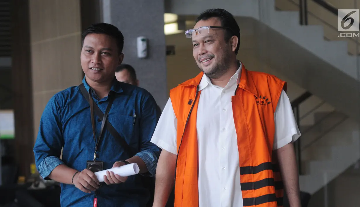 Mantan anggota DPRD Sumatera Utara Restu Kurniawan Sarumaha (kanan) usai menjalani pemeriksaan lanjutan di Gedung KPK, Jakarta, Jumat (7/12). Restu diperiksa sebagai tersangka. (Merdeka.com/Dwi Narwoko)