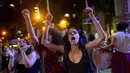 Sejumlah wanita berteriak saat menggelar aksi protes pelarangan aborsi di Rio de Janeiro, Brasil (13/11). Para demonstran ini meminta aborsi dilegalkan dalam kasus pemerkosaan dan kehamilan yang mengancam kehidupan. (AFP Photo/Mauro Pimentel)