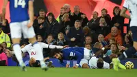 Gelandang Everton, Andre Gomes, terjatuh usai dilanggar oleh penyerang Tottenham Hotspur, Son Heung-min, pada laga Premier League di Goodison Park, Minggu (3/11). Tekel tersebut menyebabkan Gomes mengalami patah kaki. (AFP/Oli Scarff)