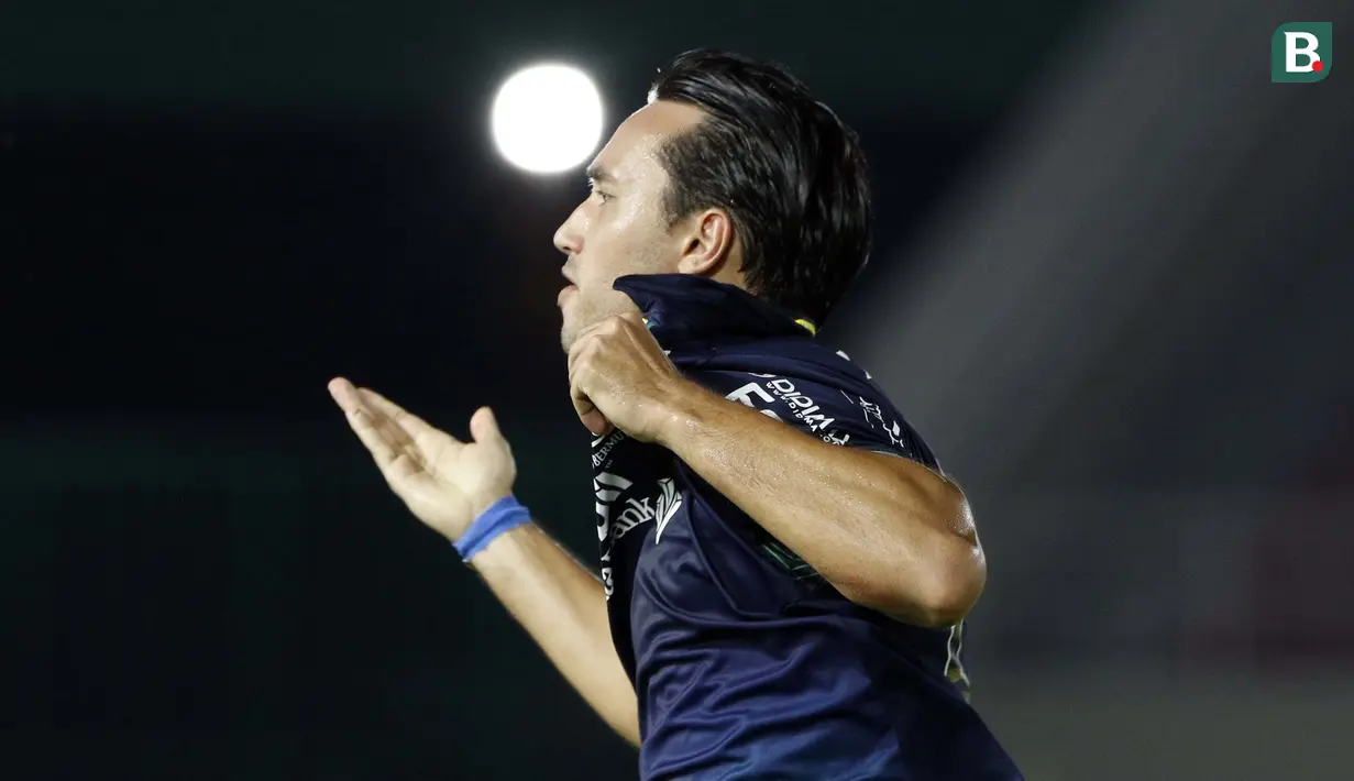 Ezra Walian adalah pemain yang tepat di tempat yang tepat. Berkat gol penyama kedudukannya, Persib berhasil melaju ke final Piala Menpora. (Foto: Bola.com/Ikhwan Yanuar)