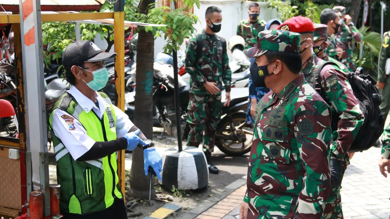 Panglima TNI Marsekal Hadi Tjahjanto mengecek langsung implementasi dari tenaga tracing di Kelurahan Kedung Baruk, Kecamatan Rungkut, Surabaya. (Dian Kurniawan/Liputan6.com)