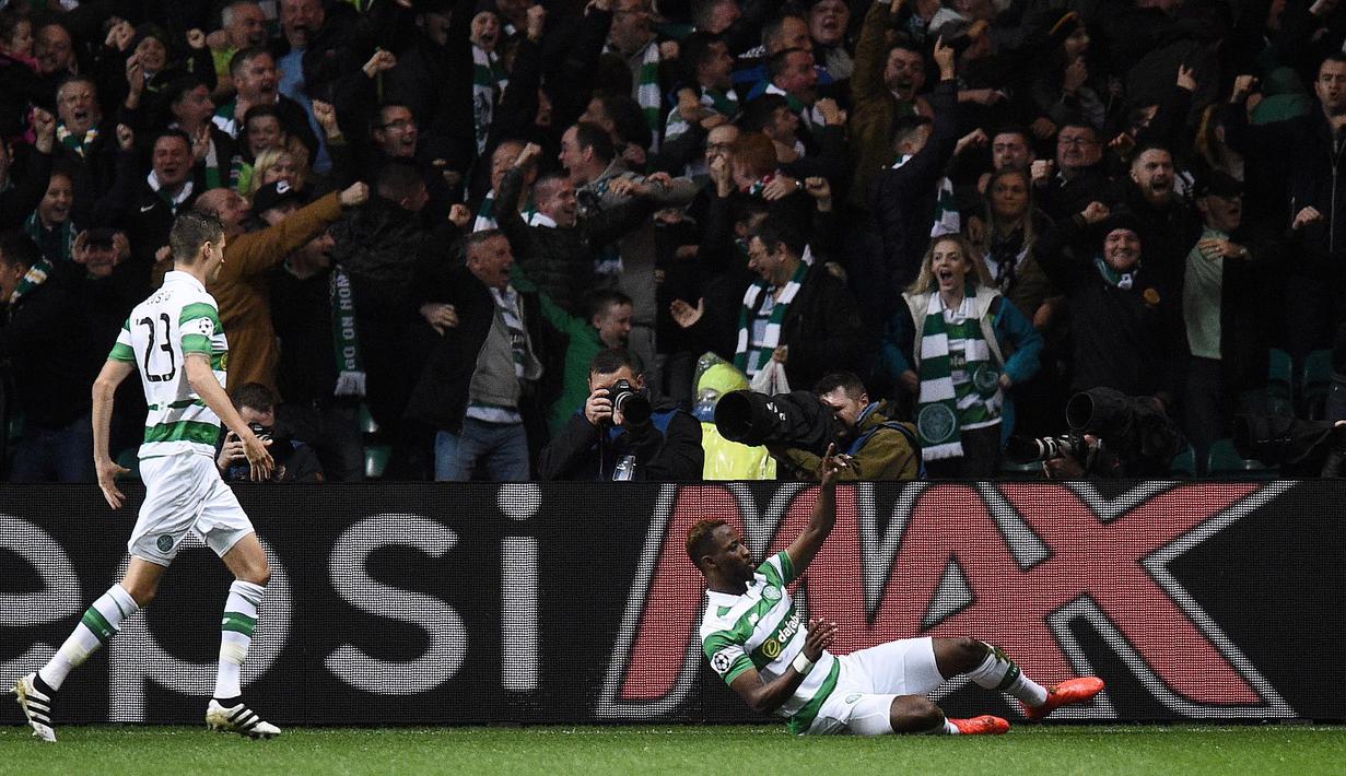 Penyerang Cetic, Moussa Dembele (kanan) merayakan golnya ke gawang Manchester City  pada laga Grup C Liga Champion di Celtic Park stadium, Glasgow, Kamis (29/9/2016)dini hari WIB. (AFP/Oli Scarf)