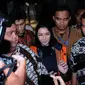 Bupati Kutai Kartanegara, Rita Widyasari usai diperiksa di Gedung KPK, Jakarta, Jumat (6/10). Rita ditahan terkait sangkaan tindak pidana korupsi suap dan penerimaan gratifikasi Kab Kutai Kartanegara. (Liputan6.com/Helmi Fithriansyah)