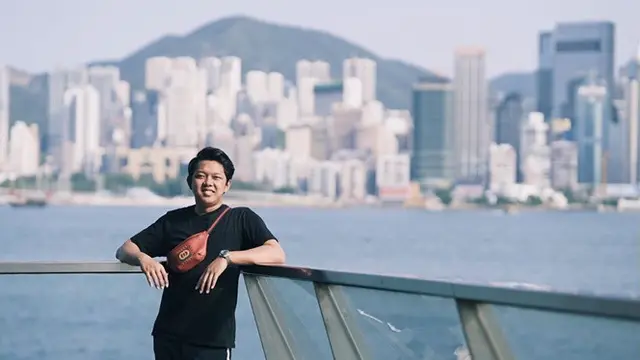 7 Gaya Liburan Bayu Skak di Hong Kong, Pakai Batik ke Disney Land