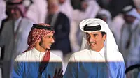 Sheikh Jassim Bin Hamad Al-Thani (kiri) dan saudaranya Sheikh Tamim bin Hamad al-Thani dari Qatar saat pengundian Piala Dunia 2022 di Qatar di Doha Exhibition and Convention Center pada 1 April 2022. Sheikh Jassim bin Hamad al-Thani hari ini mengonfirmasi pengajuan tawarannya untuk 100 persen saham Manchester United. (AFP/Gabriel Bouys)